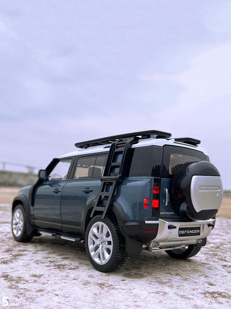 Land Rover Defender Diecast Model (1:18 Scale), Off-Road SUV Decor