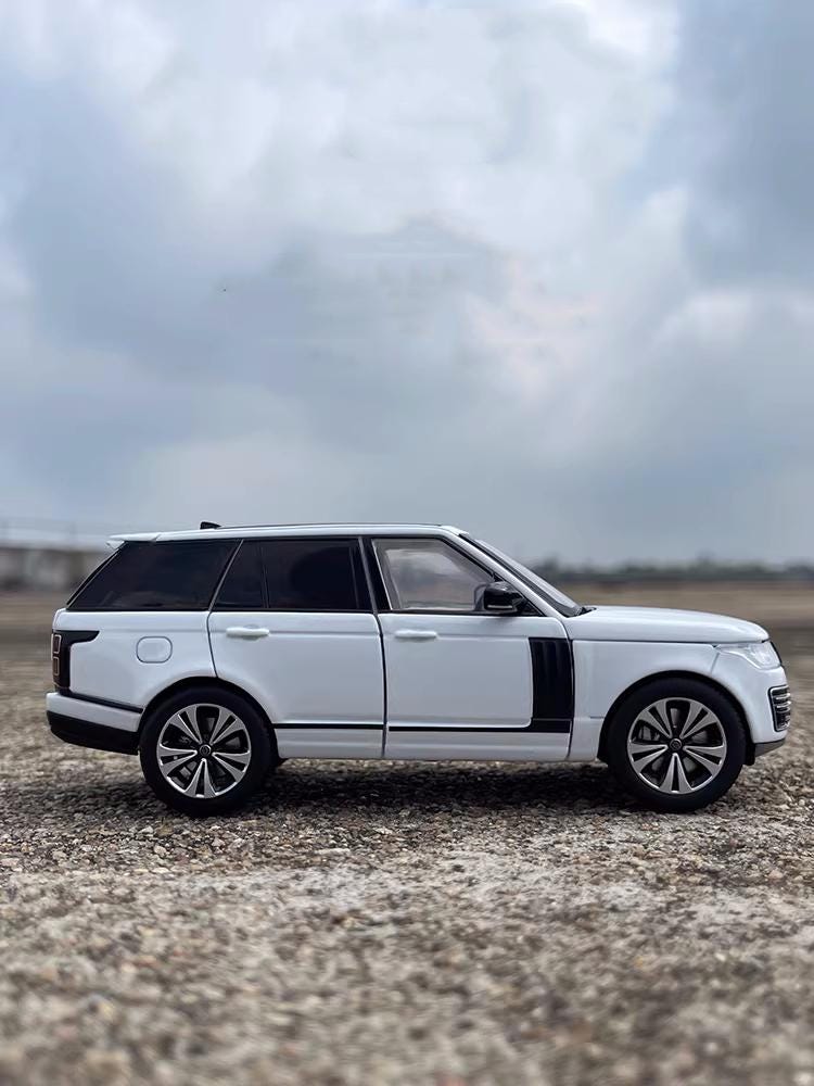 Range Rover Vogue Diecast Model, 1:32 Scale, British SUV Decor