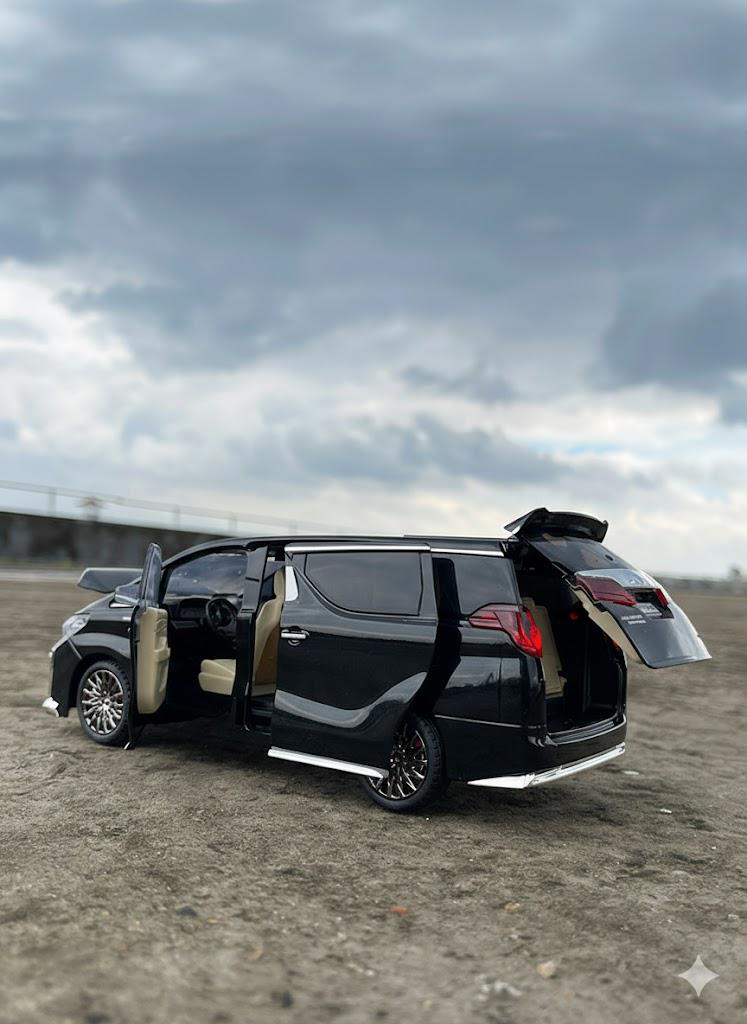 Toyota Alphard Diecast Model, 1:24 Scale Luxury MPV Miniature