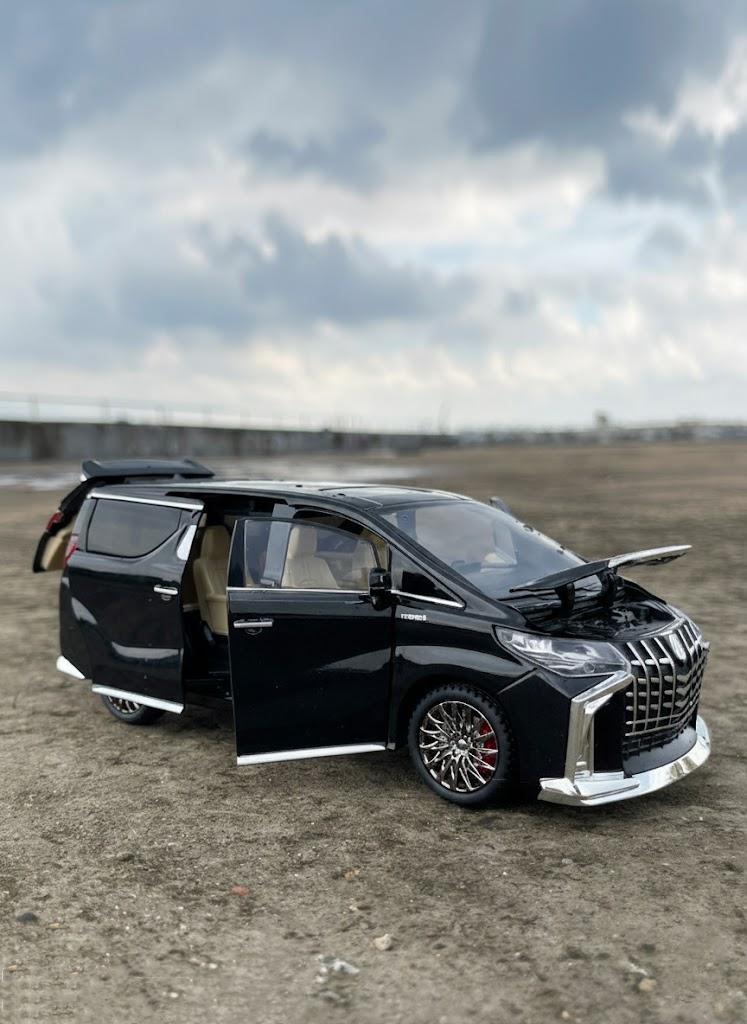 Toyota Alphard Diecast Model, 1:24 Scale Luxury MPV Miniature