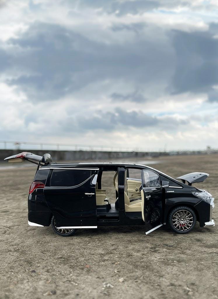 Toyota Alphard Diecast Model, 1:24 Scale Luxury MPV Miniature