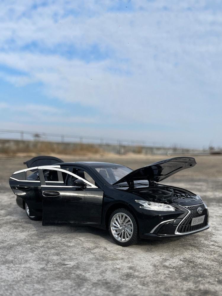 Lexus ES300 Diecast Model, 1:24 Scale, Executive Sedan Replica