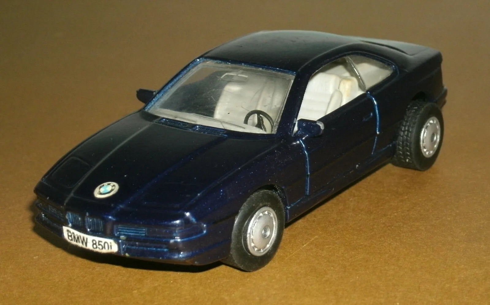 1:24 BMW 850CSi | KAIKAMFUNG Real Image