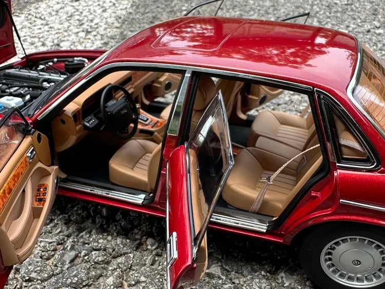 1:18 Jaguar XJ40