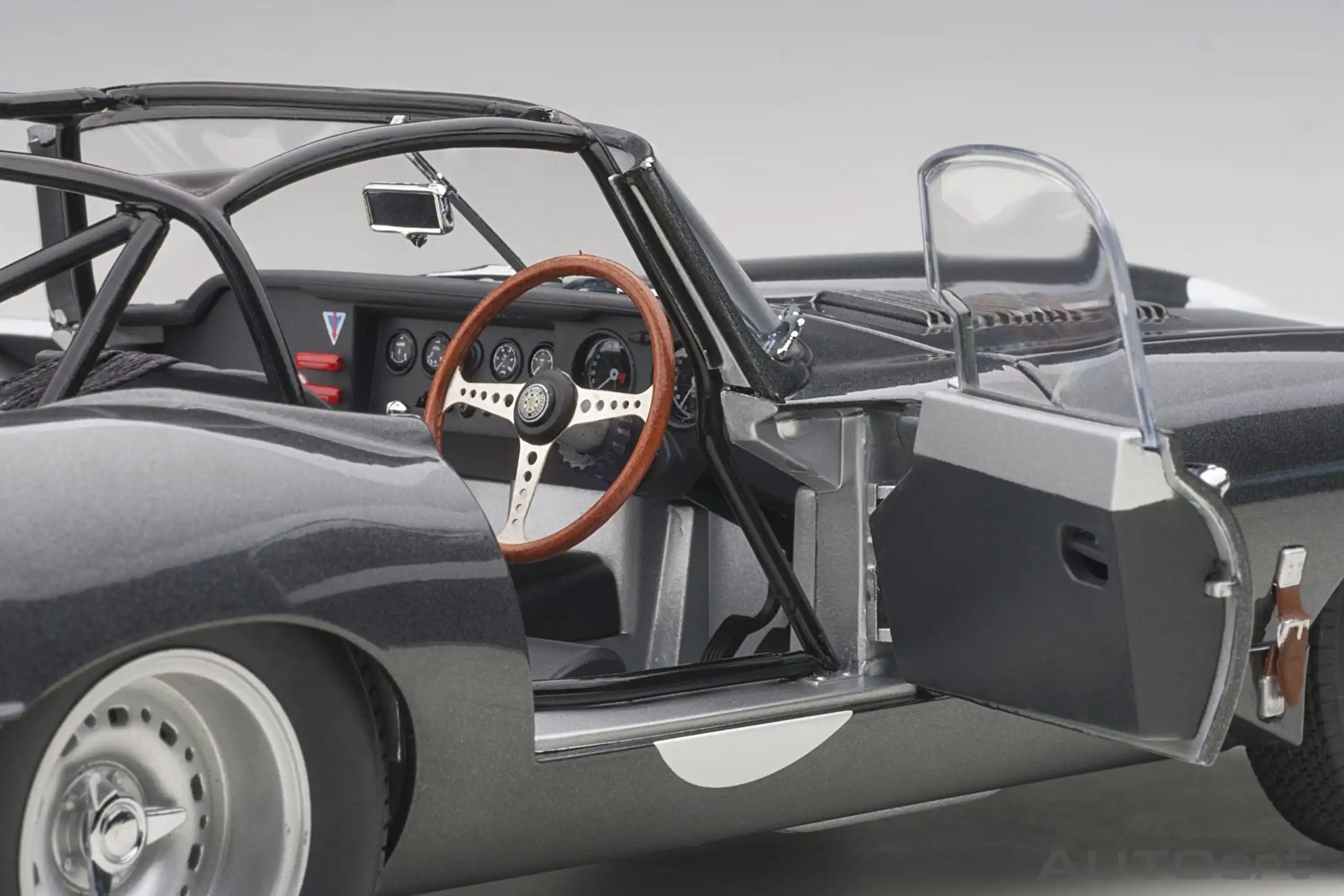 1:18 Jaguar Lightweight E-Type
