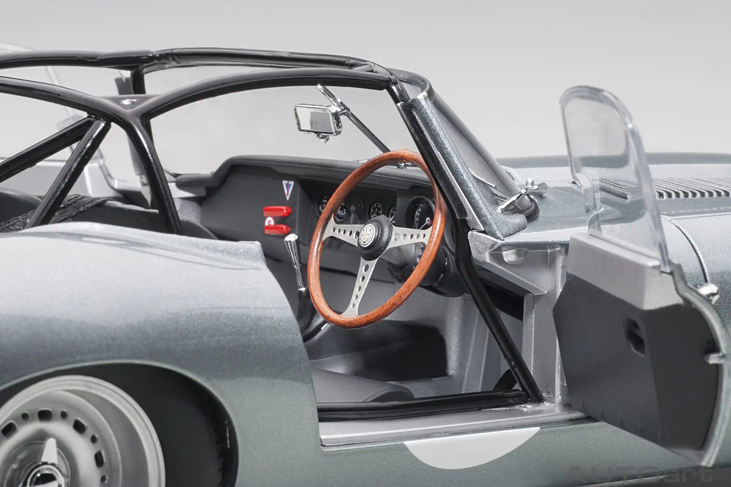 1:18 Jaguar Lightweight E-Type