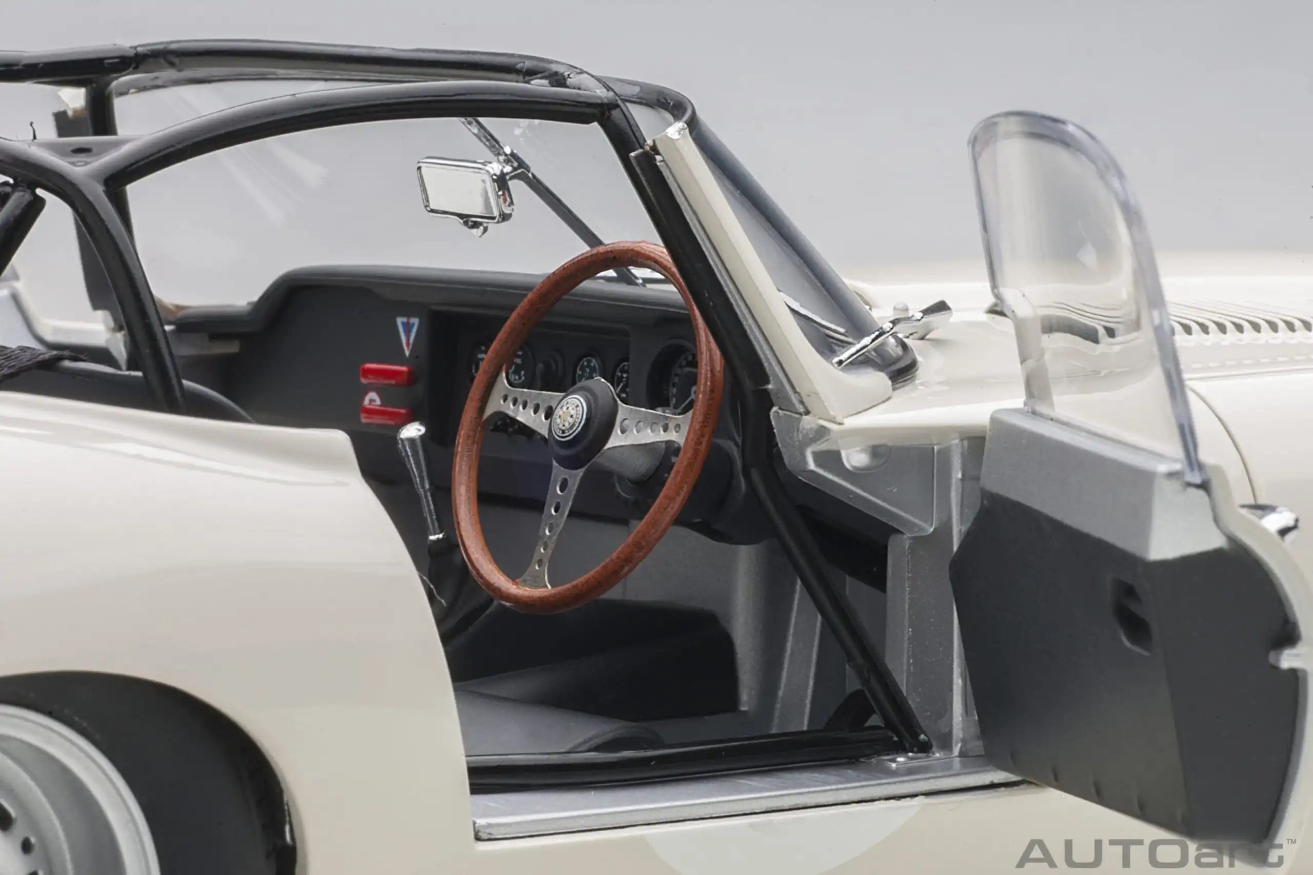1:18 Jaguar Lightweight E-Type