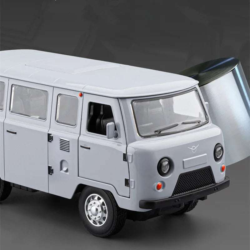 1:18 UAZ Traveler Van