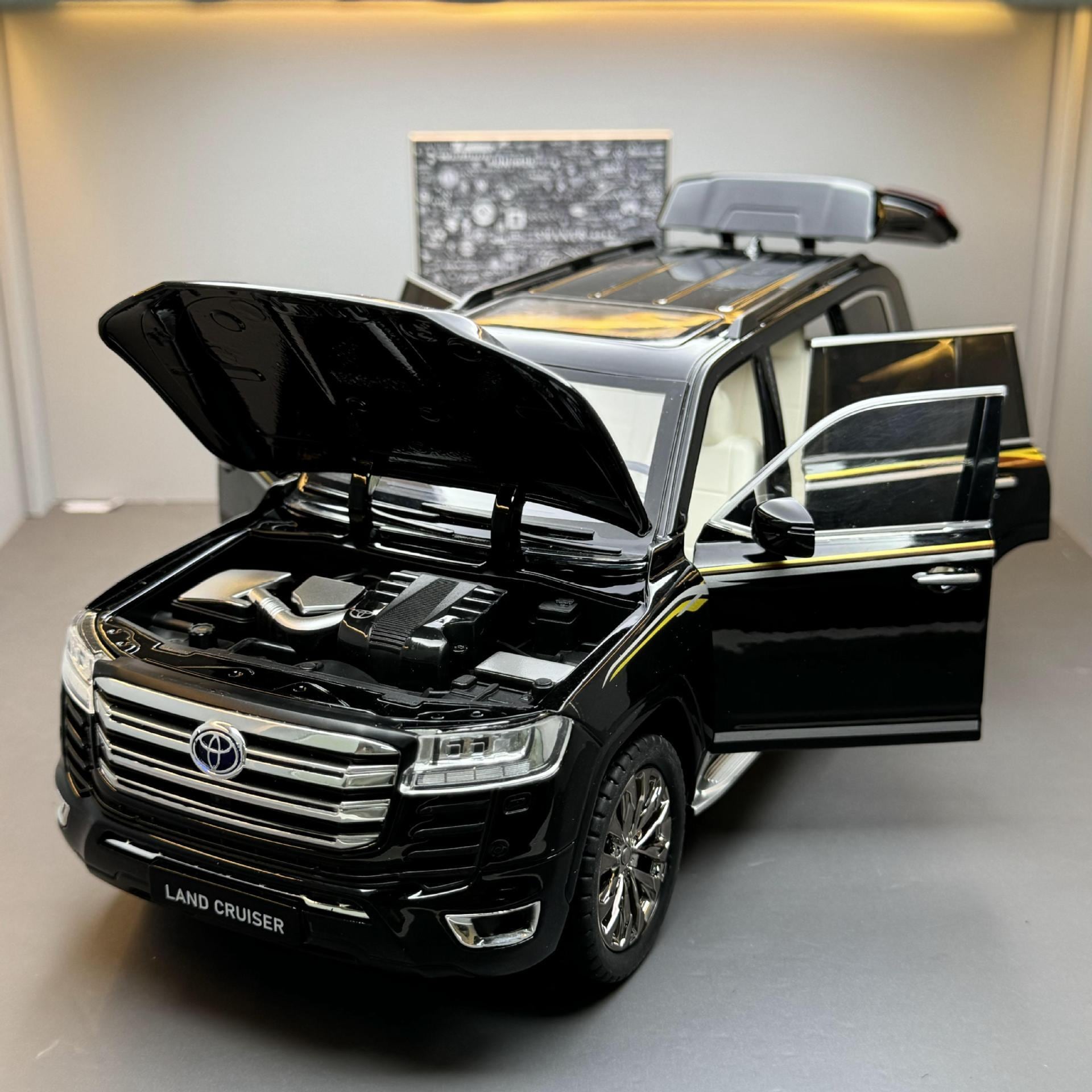 1:18 TOYOTA Land Cruiser LC300 SUV Alloy Car Model Diecasts