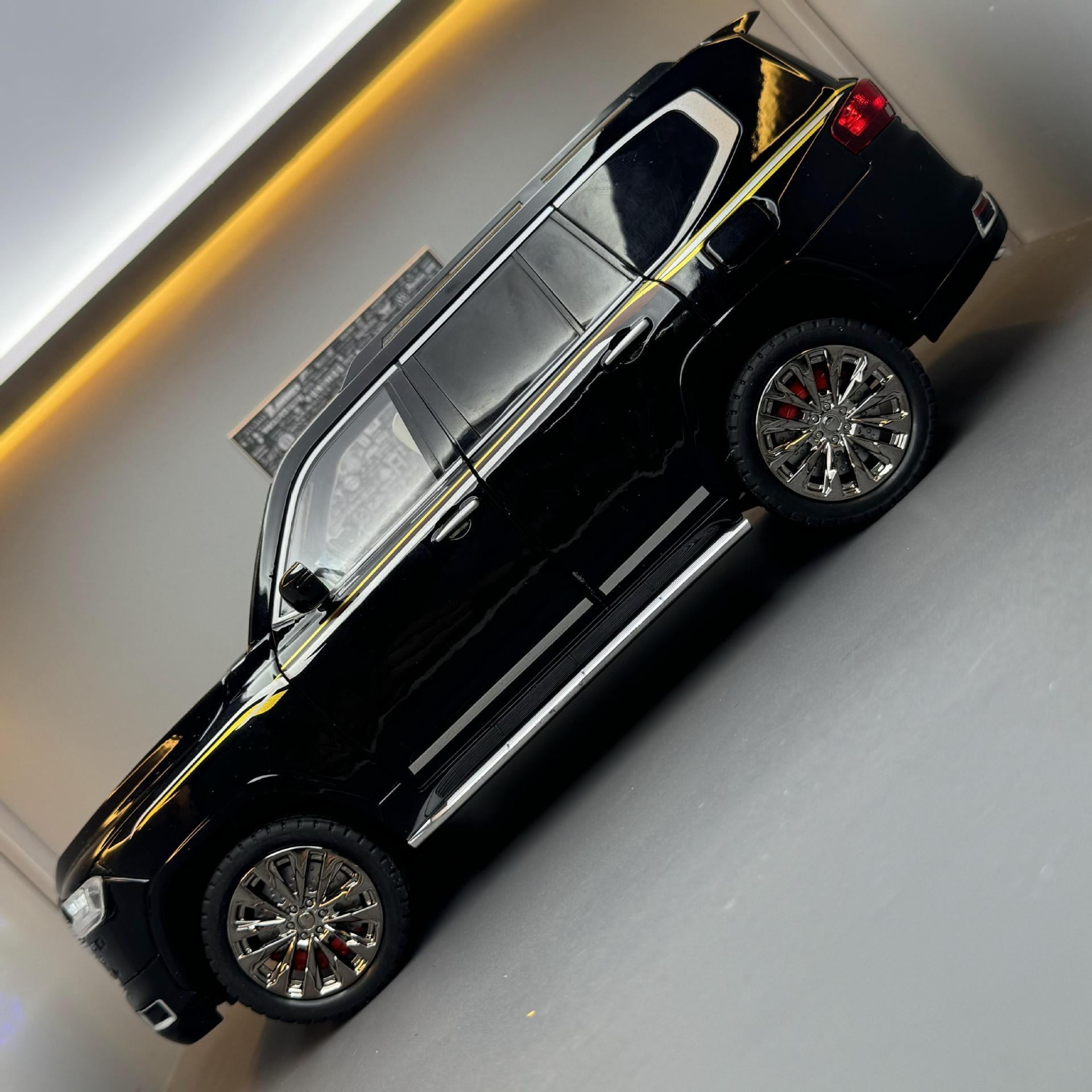 1:18 TOYOTA Land Cruiser LC300 SUV Alloy Car Model Diecasts